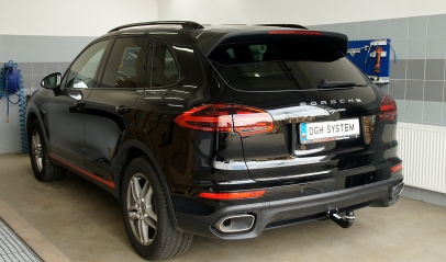 Porsche Cayenne del 2010 – installazione di un gancio traino (Westfalia) + codifica del kit di cablaggio