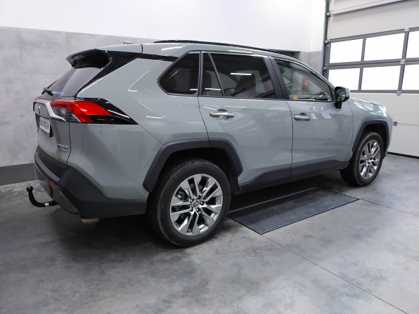 Toyota RAV4 V od 12.2018 - montaż haka holowniczego i wiązki elektrycznej