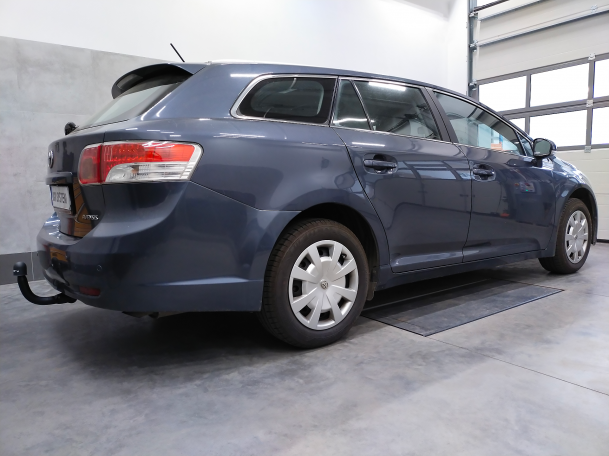 Toyota Avensis T27 III Kombi 2009-2018 - montaż haka holowniczego i wiązki elektrycznej