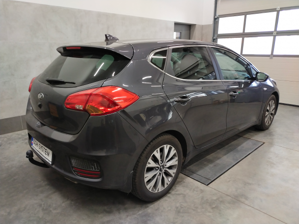 Kia Cee'd JD Hatchback 2012-2018 - montaż haka holowniczego i wiązki elektrycznej