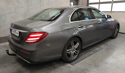 Mercedes-Benz Klasa E W213 Sedan - montaż haka holowniczego i wiązki elektrycznej
