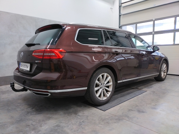 VW Passat (B8) Variant - montaż haka holowniczego i wiązki elektrycznej