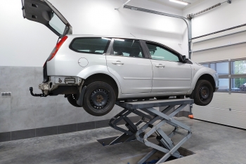 Ford Focus II Kombi 2005-2008 - montaż haka holowniczego i wiązki elektrycznej