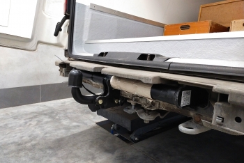 VW Transporter T5 (chłodnia) - montaż haka holowniczego i wiązki elektrycznej